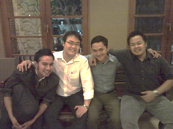Foto bersama 3 karyawan awal dconsulting.id